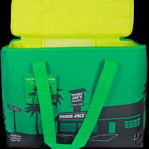 NWT:  Trader Joe’ Insulated Cooler Bag – 8 gallons:  Green